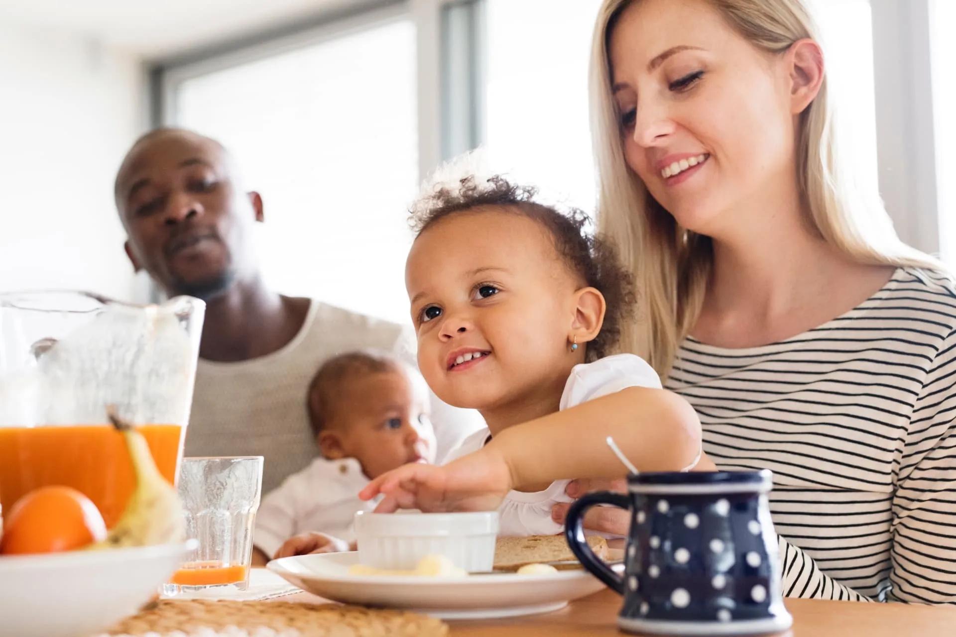 Família reunida na mesa do café da manhã