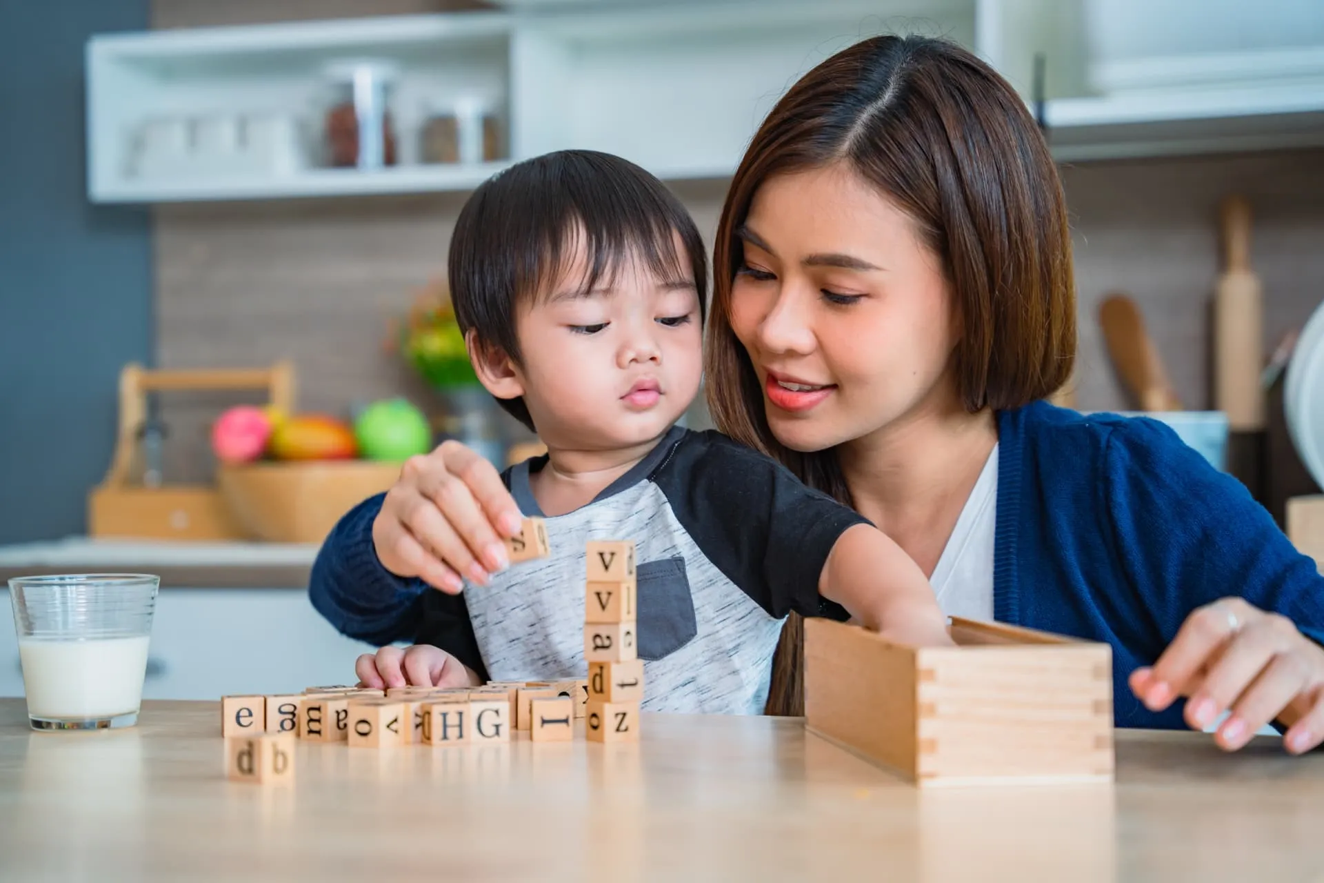 Mãe e filho brincando com blocos de madeira